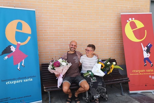 La escritora Naroa Martínez y el ilustrador Unai Ruiz reciben el premio Etxepare 2026 por su obra "Afonia" La escritora Naroa Martínez y el ilustrador Unai Ruiz reciben el premio Etxepare 2026 por su obra "Afonia"