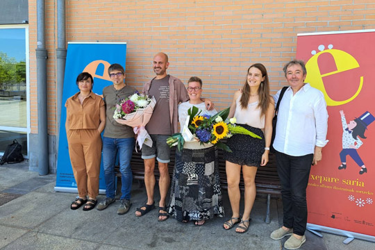 La escritora Naroa Martínez y el ilustrador Unai Ruiz reciben el premio Etxepare 2026 por su obra "Afonia" La escritora Naroa Martínez y el ilustrador Unai Ruiz reciben el premio Etxepare 2026 por su obra "Afonia"