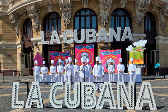 Iritsi da La Cubanaren ikuskizun berria: "La cuisine de ma cousine"; umorez, musikaz eta ezustekoz betetako "sukaldaritza-melodrama"
