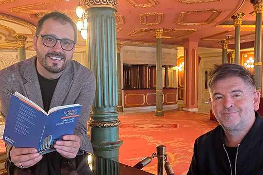 Kirmen Uribe celebra junto a Mikel Urdangarin los 25 a&ntilde;os de "Bitartean heldu eskutik"