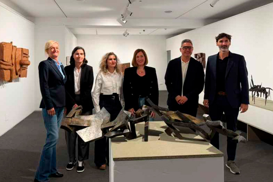 Irun acoge la primera exposición que pone en diálogo la obra de Eduardo Chillida y Remigio Mendiburu Irun acoge la primera exposición que pone en diálogo la obra de Eduardo Chillida y Remigio Mendiburu