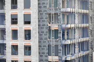 Fachada_de_un_edificio_de_Barakaldo_en_obras.jpeg
