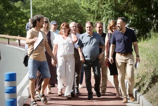 El_arquitecto_municipal_de_Leaburu_explica_a_las_autoridades_el_proyecto_llevado_a_cabo_en_el_barrio_de_Txarama.jpeg