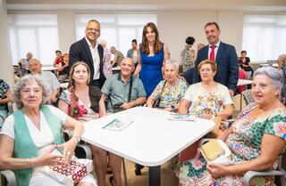 El_viceconsejero__Juan_Carlos_Abascal__y_la_alcaldesa_Maider_Etxebarria__junto_a_los_mayores_del_centro.jpeg