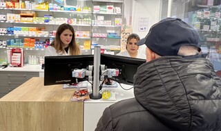 Farmacia_comunitaria.jpg