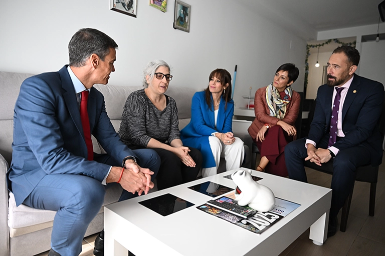 Pedro S&aacute;nchez, Isabel Rodr&iacute;guez y Denis Itxaso visitan una vivienda de Alokabide