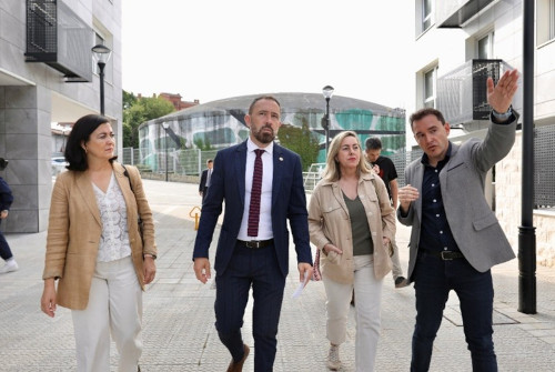 Visita institucional a las viviendas de Arangoiti