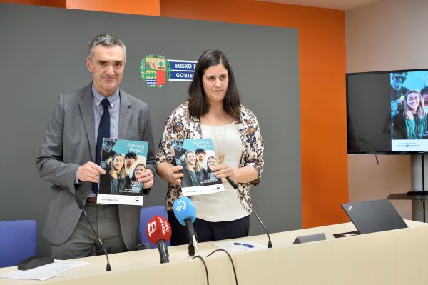El Secretario General de Transici&oacute;n Social y Agenda 2030, Jonan Fernandez, y la Directora de Juventud, Miren Saratxaga