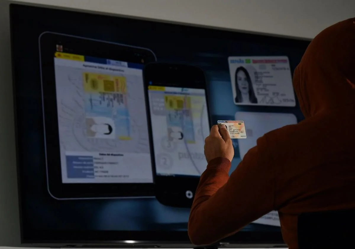 Imagen de un hacker de espaldas, que representa el ciberataque de hackers prorrusos a las webs de Diputaci&oacute;n y varios ayuntamientos de Gipuzkoa.