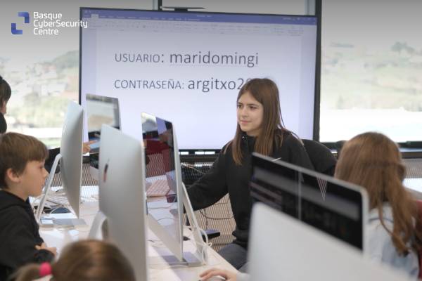 Varis menores durante una actividad de Cyberzaintza celebrada en el campus 42 de Urduliz.