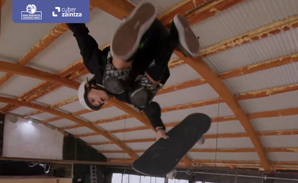 Skate batekin akrobaziak egiten ari den nerabe baten irudia, Cyber Erronka.