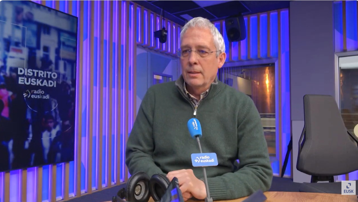 Javier Di�guez entrevistado en el estudio del programa Distrito Euskadi de Radio Euskadi
