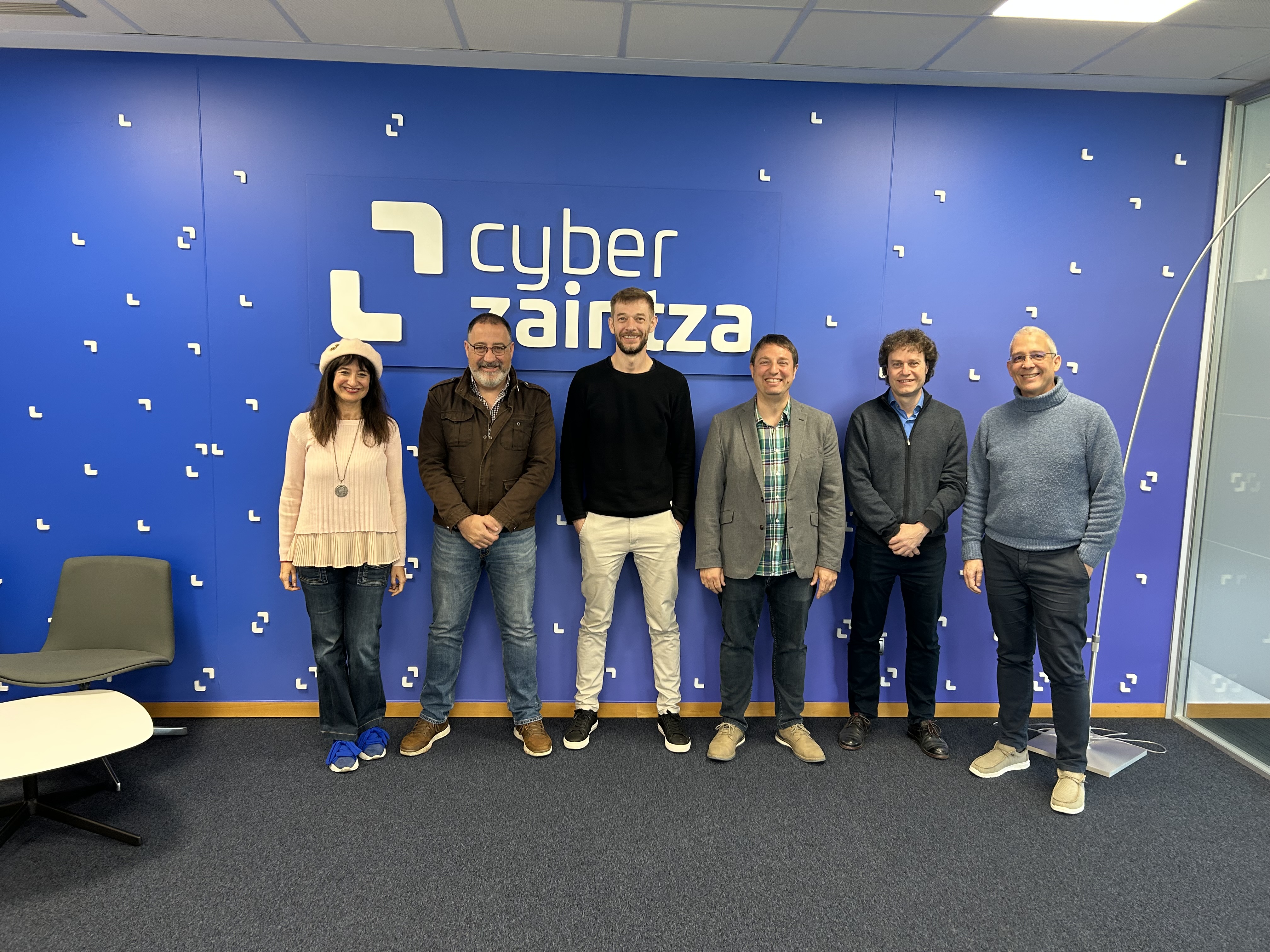 Representantes de Cyberzaintza durante la visita del Navarra Cybersecurity Center.