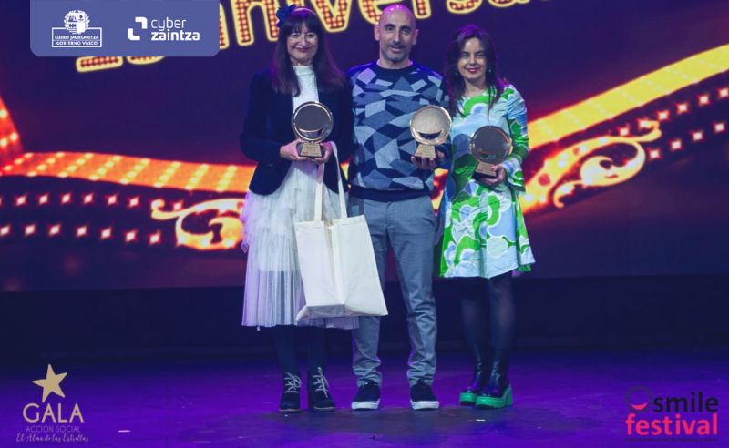 Representantes de Cyberzaintza recogen el premio de publicidad en el Smile Festival 2025.