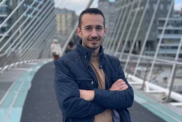 Adri&aacute;n L&oacute;pez Sarachaga