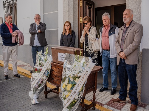 Mar&iacute;a Jes&uacute;s San Jos&eacute; sailburuak eta Alberto Alonso zuzendariak Urdu&ntilde;ako espetxe frankistako bi biktimaren gorpuzkiak eman dizkiete haien familiei Badajozen