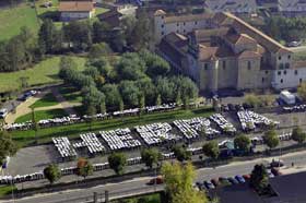 La palabra HERRIA formada por personas con carteles, en defensa de la consulta