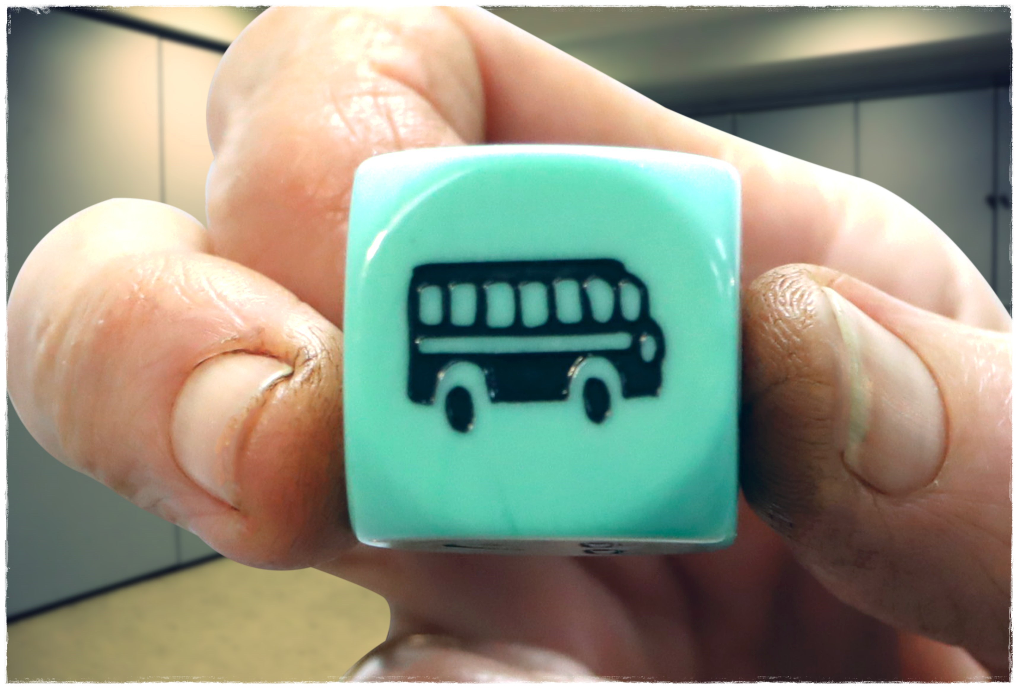 dado con figura de un autob&uacute;s