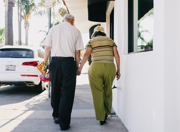 Pareja de personas mayores caminando