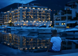  Niño mirando al puerto