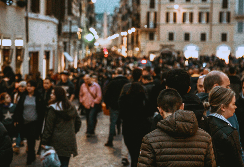 Grupo de gente paseando