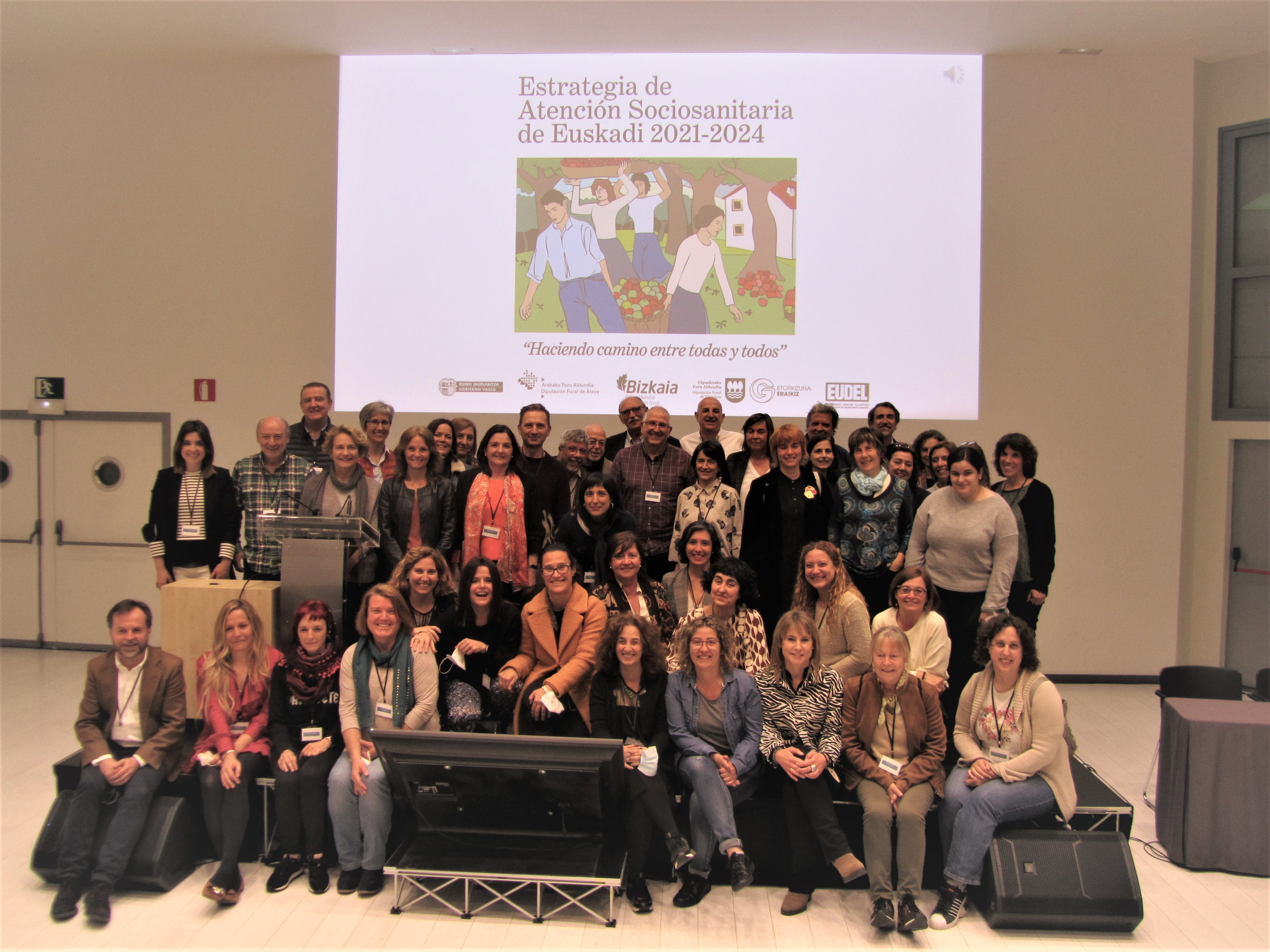Imagen grupal de las personas asistentes al I Encuentro de Referentes Sociosanitarios de Euskadi (2022).