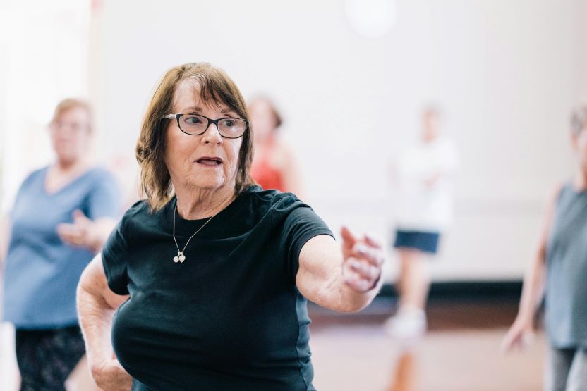 Mujer mayor participando en actividad física grupal