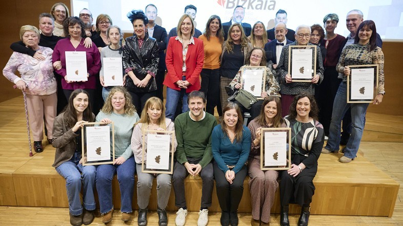 Foto de la familia de las entidades galardonadas. Fuente: Bizkaia.eus