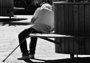 Persona mayor con bast&oacute;n en espacio p&uacute;blico