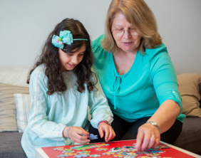 Adineko emakumea neska bat zaintzen