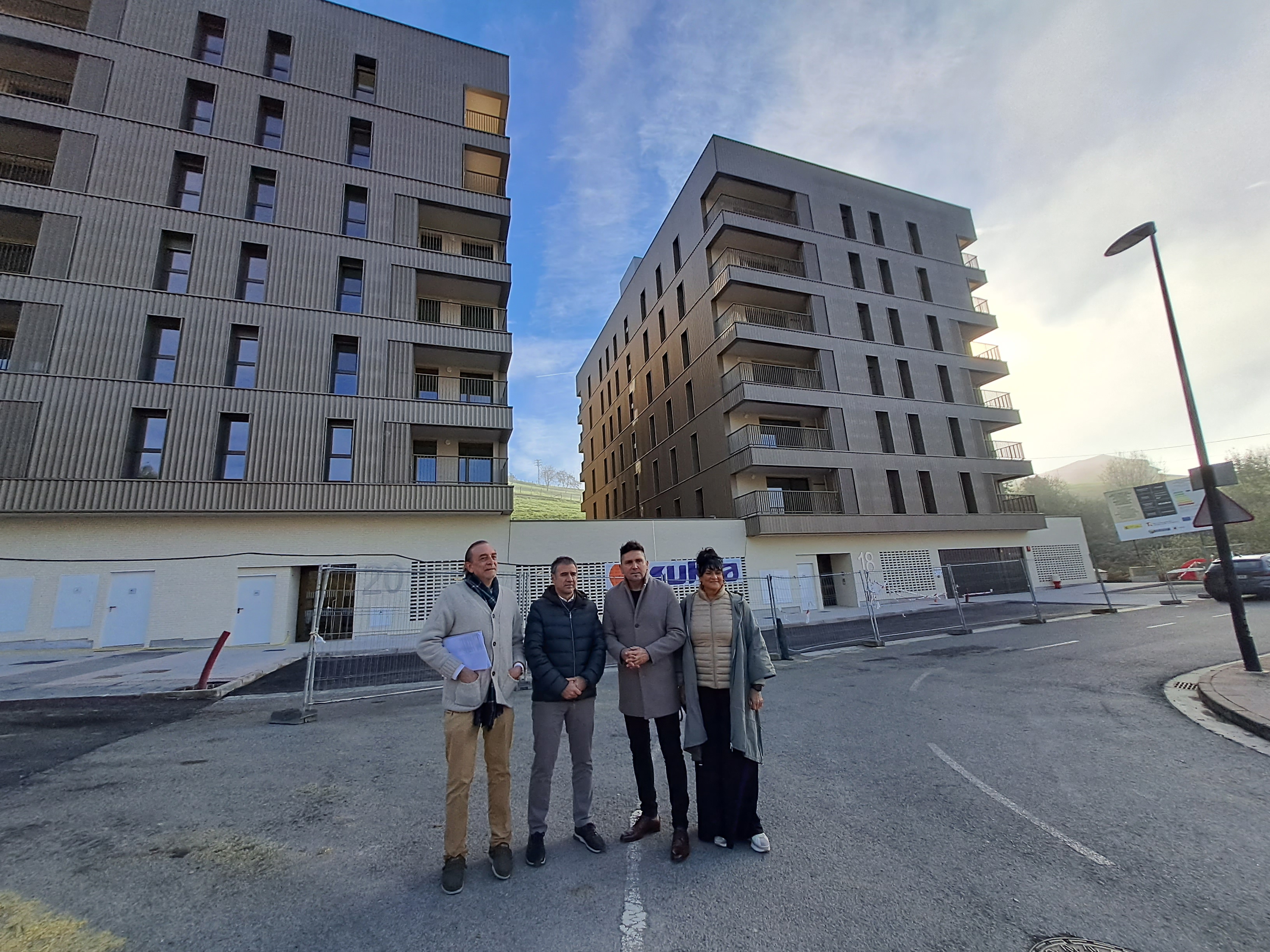 El viceconsejero de Vivienda y el alcalde de Zumarraga visitan las obras de una promoci&oacute;n de 108 viviendas protegidas en r&eacute;gimen de alquiler
