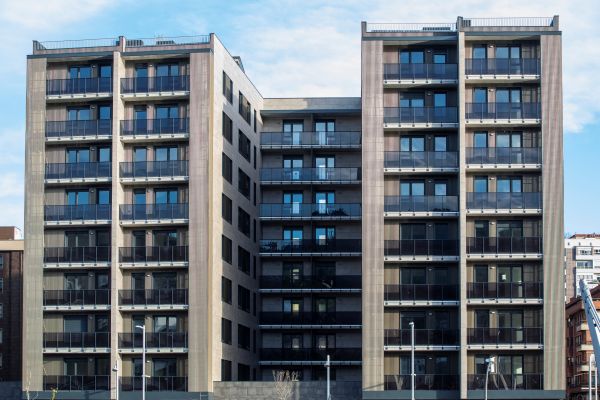 Visesa 4 garaje eta trastelekua saltzen hasi da, jabetza osoan, Ballets de Olaeta 8-10 zenbakian, Zorrozaurre-Bilbon, enkante-sistemaren bidez.