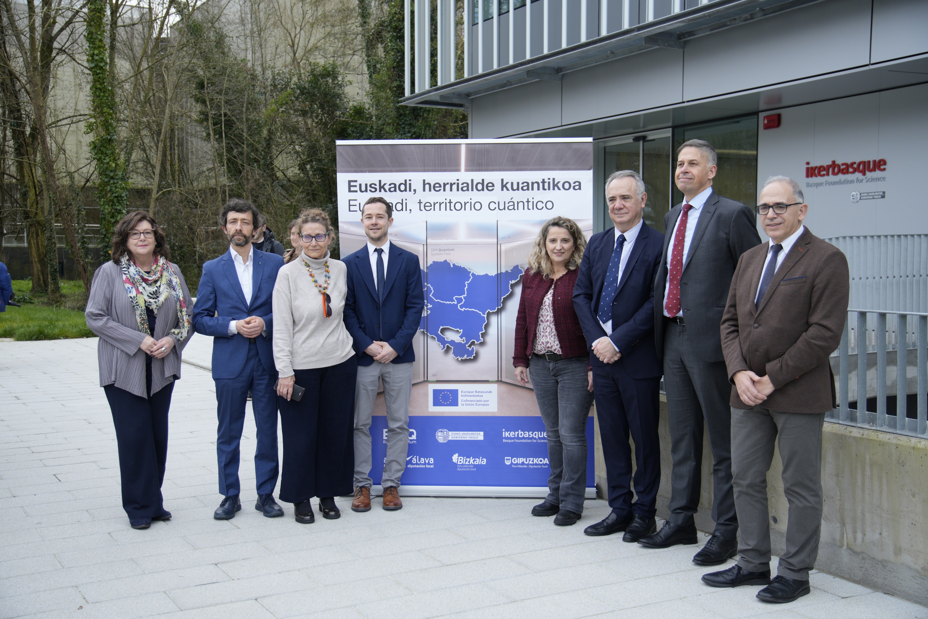 Una delegaci&oacute;n de la Comisi&oacute;n Europea visita el ordenador cu&aacute;ntico cofinanciado por la Uni&oacute;n Europea, ubicado en el edificio Ikerbasque