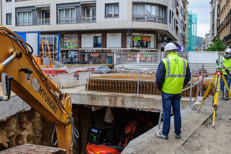 Los trabajos de excavación del acceso por Xabier Zubiri han comenzado esta semana