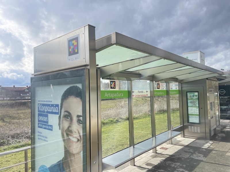 Gasteizeko tranbiaren geltokia Navilens gidaritza-sistemarekin