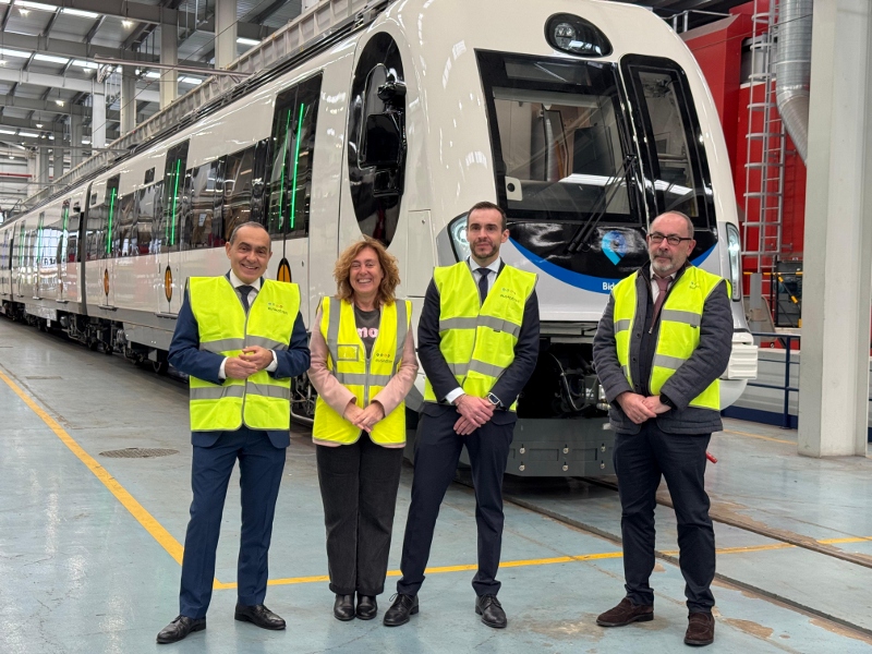 Euskotren recibe el primero de los cinco trenes que en el &uacute;ltimo semestre del a&ntilde;o empezar&aacute;n a dar servicio a la ampliaci&oacute;n del Topo en Donostialdea
