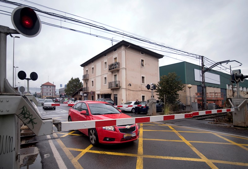 Un coche atrapado en uno de los pasos a nivel de la red ferroviaria vasca