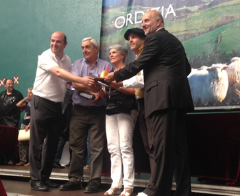 Bittor Oroz, el matrimonio de la quesería Ondarre, Igor Eguren, alcalde de Ordizia y un respresentante de Kutxa