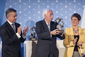 Julio Faustino Mart�nez juntos al Lehendakari y la Consejera
