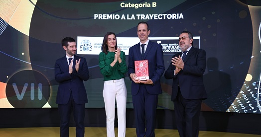 La Reina Letizia entregando el premio al responsable del CESyA junto a otros asistentes a los premios Discapnet