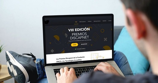 Persona viendo informaci&oacute;n de los premios en el ordenador