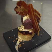 Pastel de morcilla y batata con intxaur saltsa y gelatina de naranja