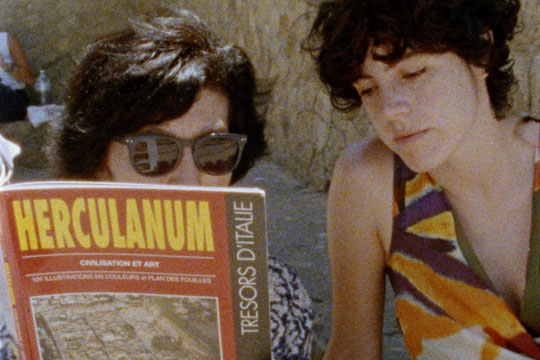 "A los libros y a las mujeres canto"