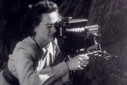 "A los libros y a las mujeres canto"