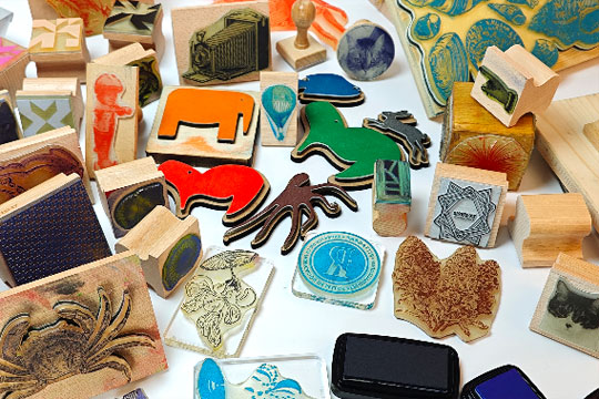 "Sellos y Tamponaje: Creaci&oacute;n y Experimentaci&oacute;n en la Estampaci&oacute;n"