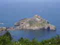 Argazki hau San Juan de Gaztelugatxe parean dago aterata. Bertan nabarmen ikus daiteke elizara igo ahal izateko igo behar diren eskailara luzea eta itsasoaren olatuen borroka ia irla denaren aurka.