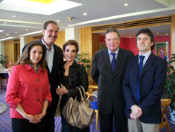 Argazkia: Itzel Olague, Directora Institucional de la Delegaci&oacute;n de Euskadi en M&eacute;xico; Vicente Fox, Ex Presidente de M&eacute;xico; Marta Sahag&uacute;n, Ex Primera Dama; Juli&aacute;n Celaya Loyola, Director para los Ciudadanos y las Colectividades Vascas en el Exterior; Benan Oregi I&ntilde;urrieta, t&eacute;cnico de Acci&oacute;n Exterior