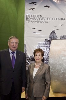 Jaurlaritzako Kanpoko Euskal Gizataldeekiko Harremanetarako zuzendaria, Julian Celaya; Espainiko Guda Zibiletik bizirik atera zen eta gaur egun mexikoko biztanle den Nile Ordorika