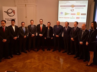 Cristina Uriarte, hitzarmena sinatu duten merkataritza entitateetako ordezkariekin