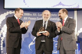 Lehendakaria eta Hezkuntza Sailburua Claudio Palomorekin saria ematerako unean. JB